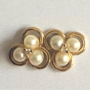 Mint condition 14k yellow gold pearl and diamond stud earrings